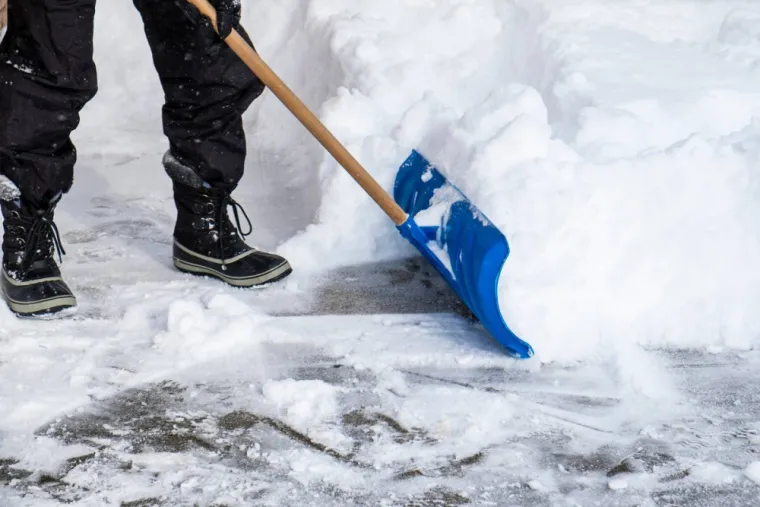 SNGA votre prestataire de déneigement à Vienne/Lyon – Accès garage et portail dégagés, Pont-Évêque, Société de nettoyage Girard André