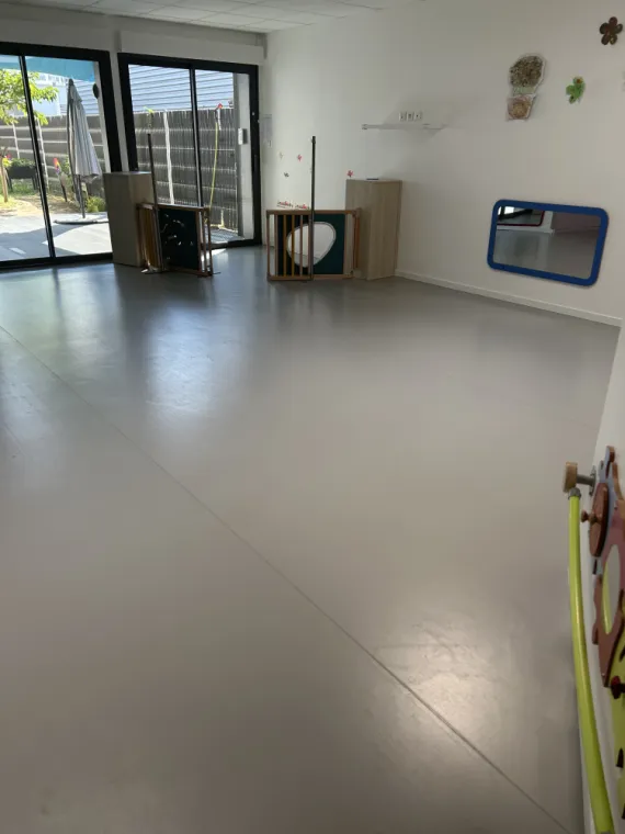 SNGA – Nettoyage et rénovation de sols plastiques en crèche à Lyon, Pont-Évêque, Société de nettoyage Girard André