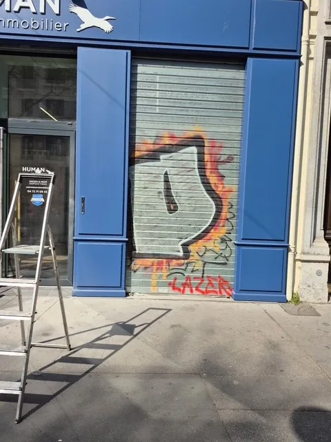 Enlèvement d'un tag sur la devanture d'une agence immobilière, Pont-Évêque, Société de nettoyage Girard André