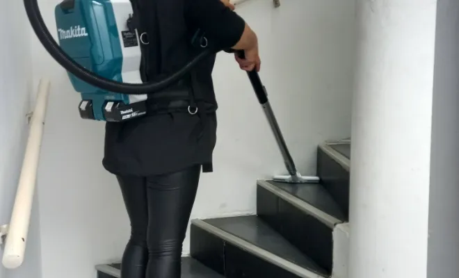 nettoyage escalier avec aspirateur à dos