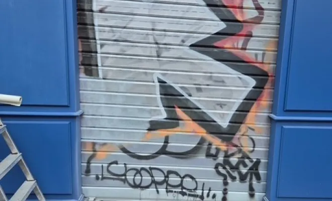 Enlèvement d'un tag sur la devanture d'une agence immobilière, Pont-Évêque, Société de nettoyage Girard André