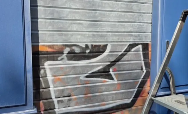 Enlèvement d'un tag sur la devanture d'une agence immobilière, Pont-Évêque, Société de nettoyage Girard André