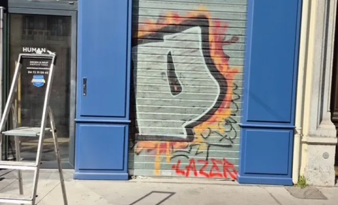 Enlèvement d'un tag sur la devanture d'une agence immobilière, Pont-Évêque, Société de nettoyage Girard André