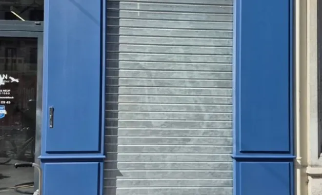 Enlèvement d'un tag sur la devanture d'une agence immobilière, Pont-Évêque, Société de nettoyage Girard André