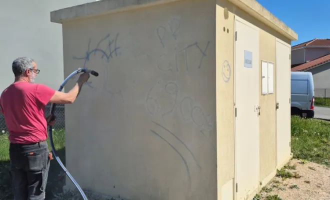 Enlèvement de tags sur un cabanon électrique par Société de nettoyage Girard André, Pont-Évêque, Société de nettoyage Girard André